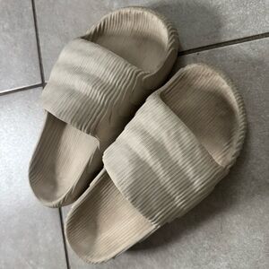 Adidas adilette 22 slides - size 11